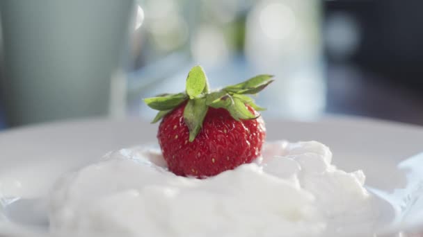 Fragola Panna Piatto Bianco Vicino Transizione Focale — Video Stock