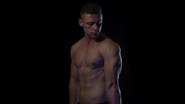 Mladý Fit Muž Černém Pozadí Ukazuje Triceps Svaly Zpomalený Pohyb — Stock video