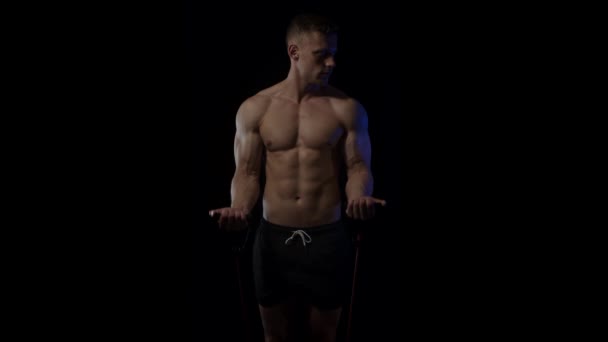 Jonge Fitte Man Doet Biceps Krullen Met Elastische Banden Zwarte — Stockvideo