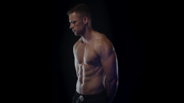 Jovem Homem Apto Flexionando Com Músculos Peito Ombros Fundo Preto — Vídeo de Stock