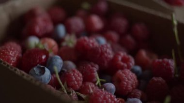 Karton kutuda çeşitli meyveler var.