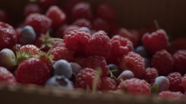 Karton kutuda çeşitli meyveler var.