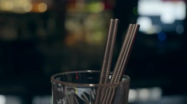 Çelik çubuklar cam, sürgülü atış, sığ alan derinliği