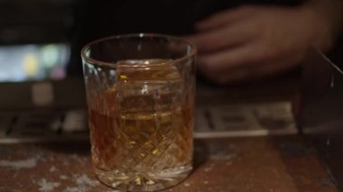 Bardakta kocaman bir buz parçası, sürgülü atış, yavaş çekim.