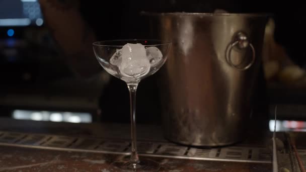 Buzlu Kokteyl Bardağı Arkasında Buz Kovası — Stok video