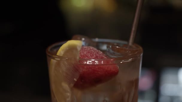 Cocktail Mit Erdbeere Und Zitrone Nahaufnahme Schieberegler — Stockvideo