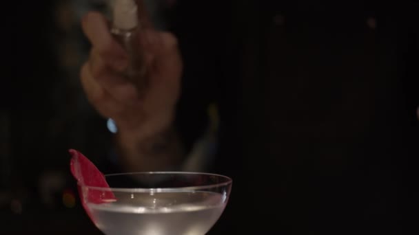 Cocktail Mit Rosenblüten Barkeeper Mit Parfüm Geringe Schärfentiefe — Stockvideo