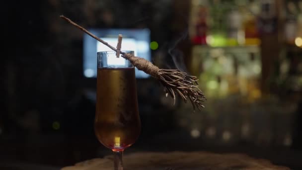 Cocktailglas Mit Wenig Besen Dekorieren Geringe Schärfentiefe — Stockvideo