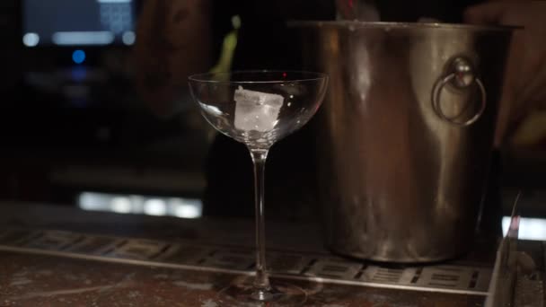 Colocar Gelo Vidro Vazio Usando Pinças Mesa Bar Fechar Câmera — Vídeo de Stock