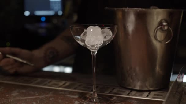 Eis Cocktailglas Schieberegler Mit Eiskübel Hintergrund — Stockvideo
