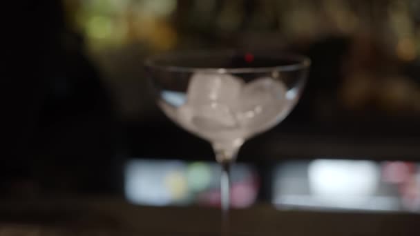 Glace Verre Avec Barman Arrière Plan Slider Shot Slow Motion — Video