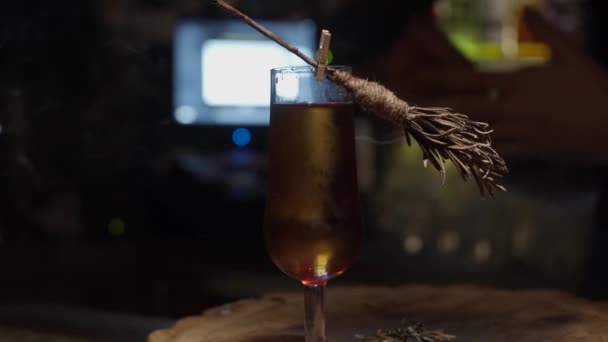 Cocktailglas Mit Wenig Besen Dekorieren Geringe Schärfentiefe — Stockvideo