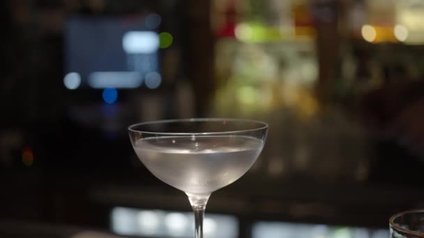 Barkeeper Platziert Rosenblatt Cocktail Glas Schieberegler Erschossen — Stockvideo