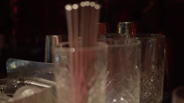 Barware Zur Herstellung Von Cocktails Schieberegler Geringe Schärfentiefe — Stockvideo