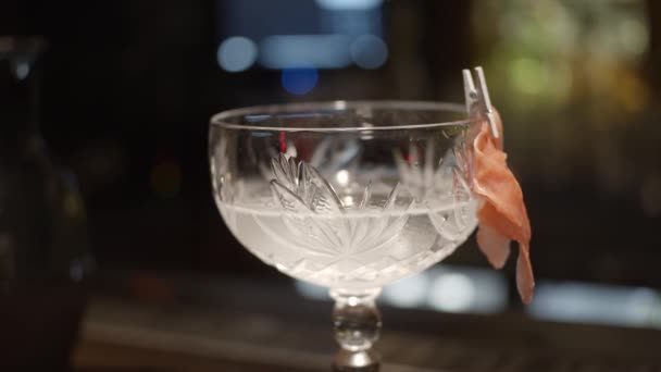 Fäst Marinerad Ingefära Som Dekoration Glas Med Sake Baserad Cocktail — Stockvideo