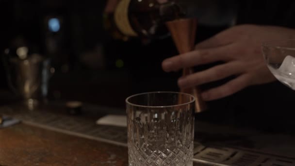 Procédé Fabrication Cocktail Alcool Verser Alcool Dans Verre Aide Double — Video