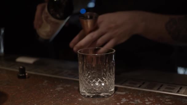 Prozess Der Herstellung Von Alkohol Cocktail Einschenken Von Alkohol Glas — Stockvideo
