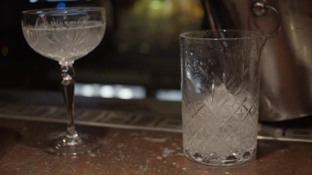 Bar Masasında Kürek Kullanarak Boş Bardağa Buz Koymak Yakın Çekim — Stok video
