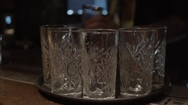 酒保从吧台拿干净的玻璃杯 动作缓慢 场地深度浅 — 图库视频影像