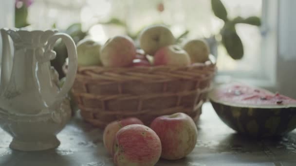 Pommes Pastèque Sur Table Mouvement Curseur Vers Avant Faible Profondeur — Video