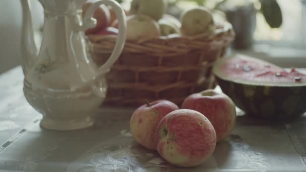 Pommes Pastèque Sur Table Mouvement Curseur Concentrer Sur Avant Plan — Video