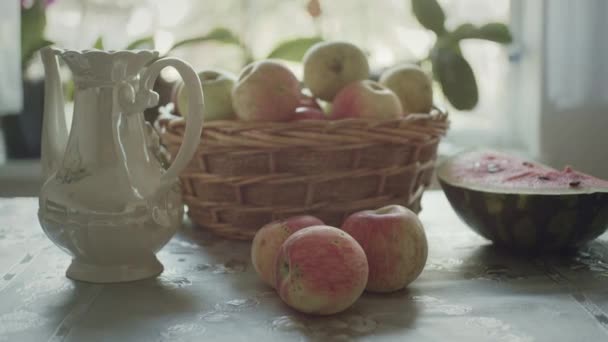 テーブルの上にリンゴとスイカ スライダーの動きは 前景に焦点を当てます フィールドの浅い深さ — ストック動画