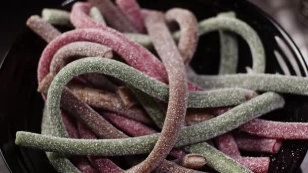 Siyah Tabakta Renkli Jöle Şekerlemeleri Odak Değişimi — Stok video