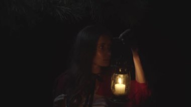 Kırmızı başlıklı.