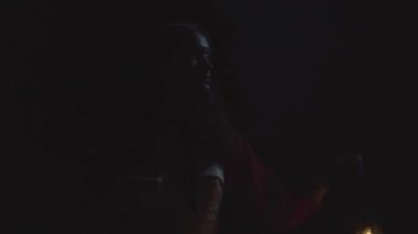 Kırmızı başlıklı.