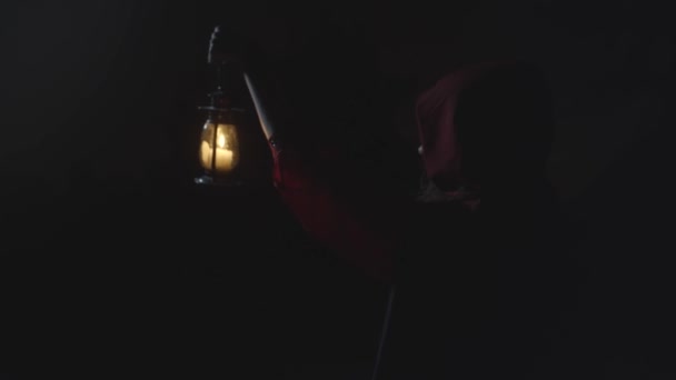 Червона Шапочка Темних Лісах Ліхтарем Повільний Рух — стокове відео