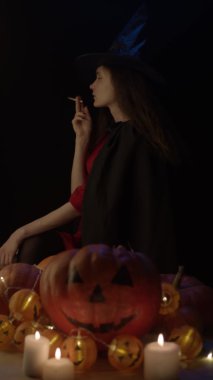 Sigara içen genç cadı, ağır çekimde. Dikey video