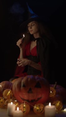 Sigara içen genç cadı, ağır çekimde. Dikey video