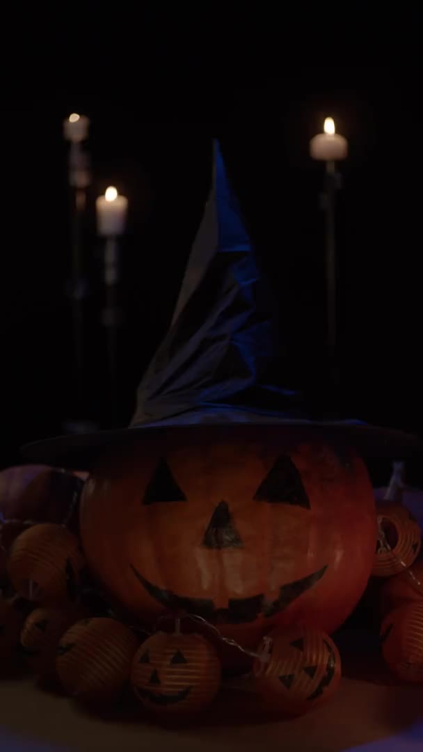 Abóbora Halloween Com Luzes Árvore Piscando Escuro Velas Fundo Vídeo — Vídeo de Stock