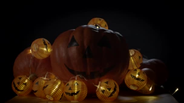 Abóbora Halloween Com Luzes Árvore Piscando Escuro — Vídeo de Stock