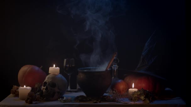 어두운 곳에서 식탁에 양초와 사이에 가마솥 — 비디오