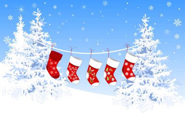 Kış arkaplanında hediyeler için Noel çorapları, karla kaplı köknar ağaçları.  