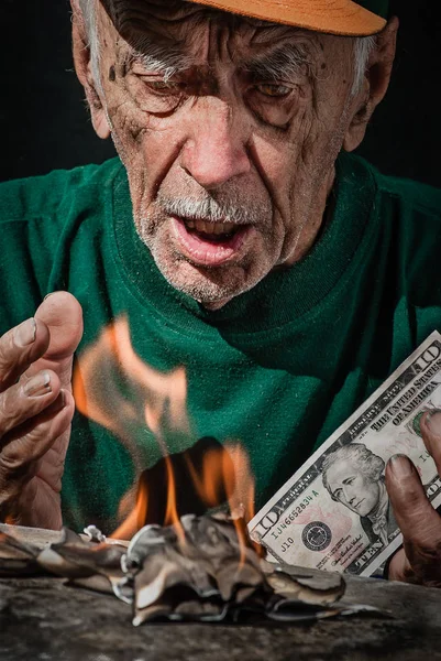 Şaşırmış Gibi Yaşlı Adam Gözlerinin Içine Onun Tasarruf Yakmak Dolarlık — Stok fotoğraf