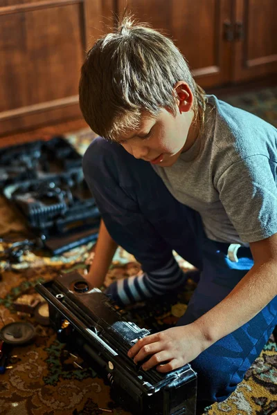 Băiat Vârstă Opt Ani Dezasamblează Radio Vechi Stând Covorul Din — Fotografie, imagine de stoc