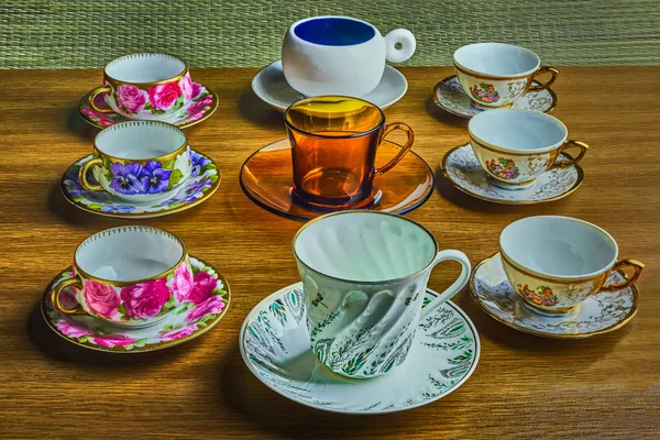Antik kahve fincanı, modern tasarım fincan merkezinde masaya dizilmiş — Stok fotoğraf