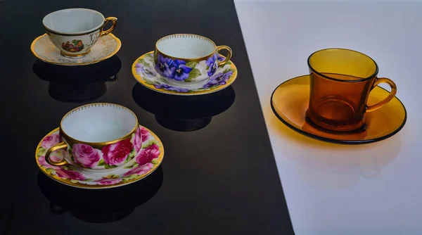 Schermo diviso: sulla sinistra tazza di caffè antico, a destra - Coppa e design moderno . — Foto Stock