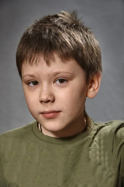 Foto von entzückenden jungen glücklichen Jungen, der in die Kamera schaut. — Stockfoto