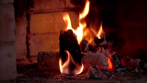 Grande: madera quemada. Rastrea la cámara. Vemos que esta es una llama ardiente en la chimenea de una acogedora casa de campo. — Vídeo de stock