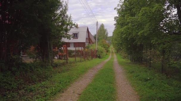 Camino en un pequeño pueblo — Vídeos de Stock