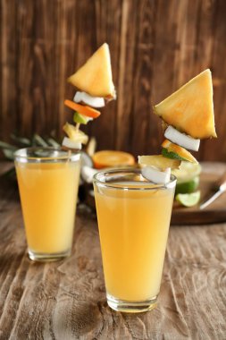 Ananas suyu ahşap masa üzerinde gözlük