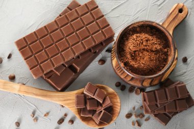 Kakao tozu ve gri arka plan üzerinde lezzetli çikolata ile kompozisyon