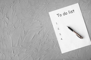 Boş liste ve üzerinde kalem dokulu arka plan