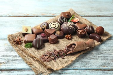 Ahşap masa üzerinde farklı lezzetli çikolata şekerleme ile kompozisyon