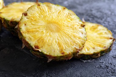 Taze ananas masanın üzerine dilimlenmiş