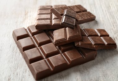 Karanlık ve ahşap zemin üzerine sütlü çikolata