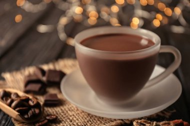 Lezzetli sıcak çikolata koyu ahşap tablo